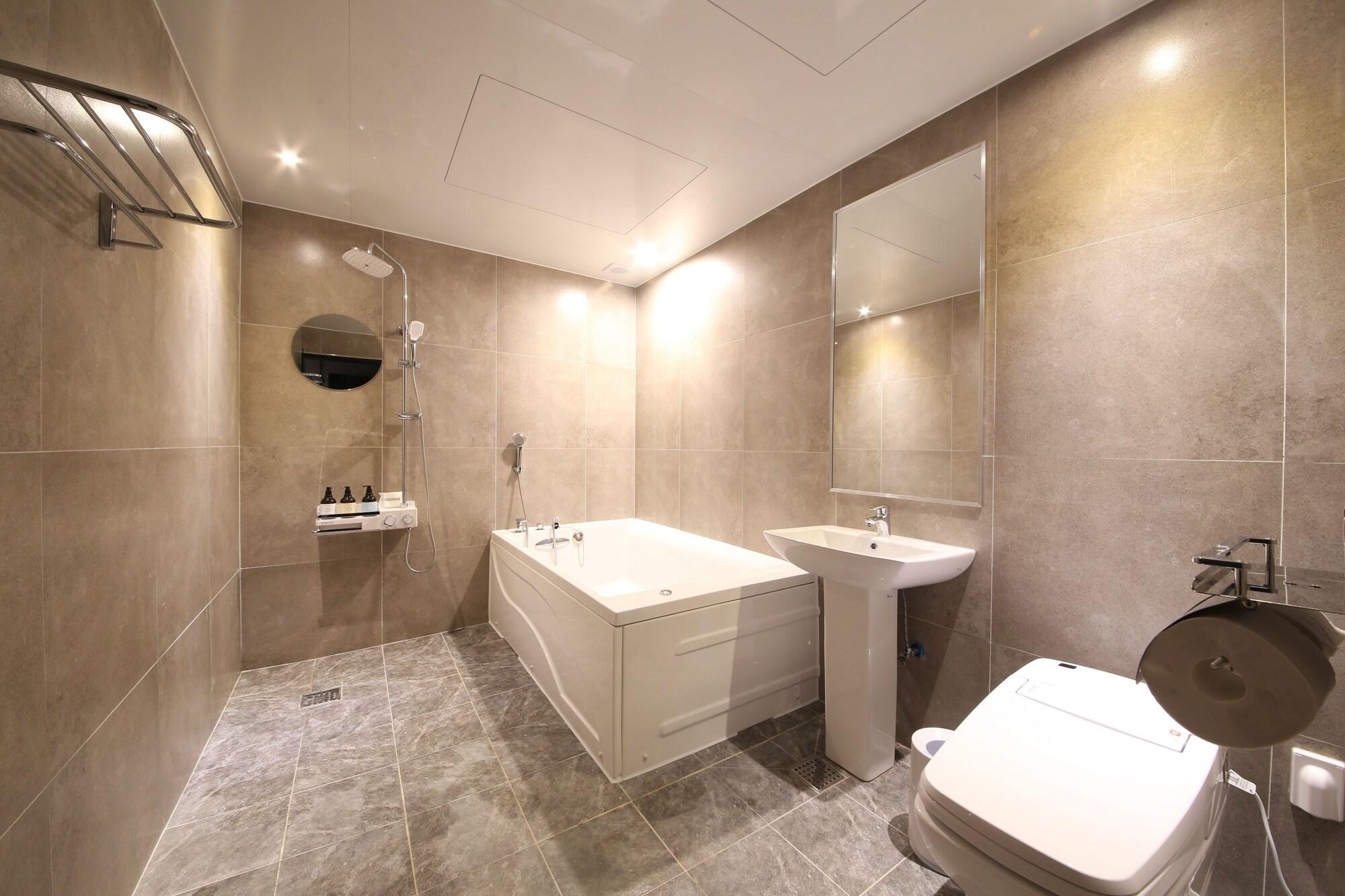 Almond Hotel Gupo Station Busan Esterno foto