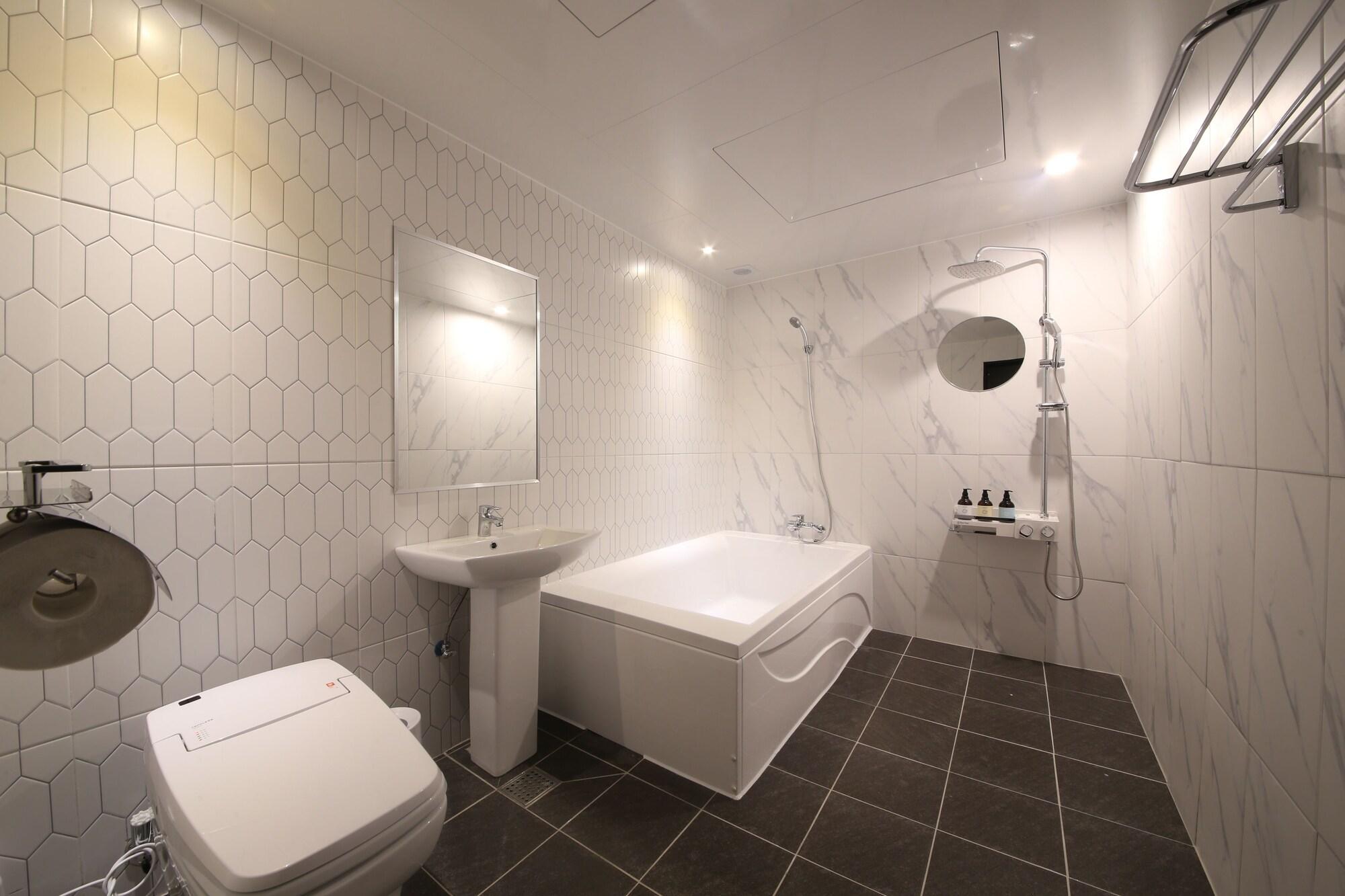 Almond Hotel Gupo Station Busan Esterno foto